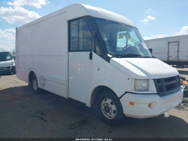  Salvage Isuzu Commercial Van