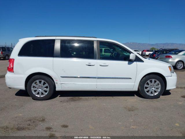 Chrysler Town & Country Touring Image 9