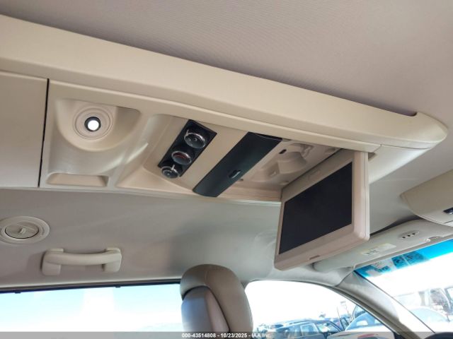 Chrysler Town & Country Touring Image 16