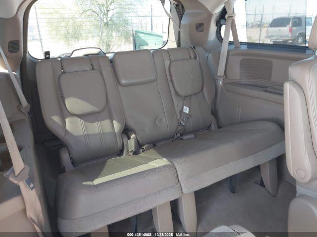 Chrysler Town & Country Touring Image 14