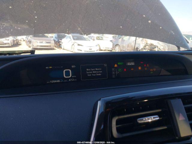 Toyota Prius Four Image 12