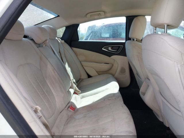 Chrysler 200 Limited Image 12