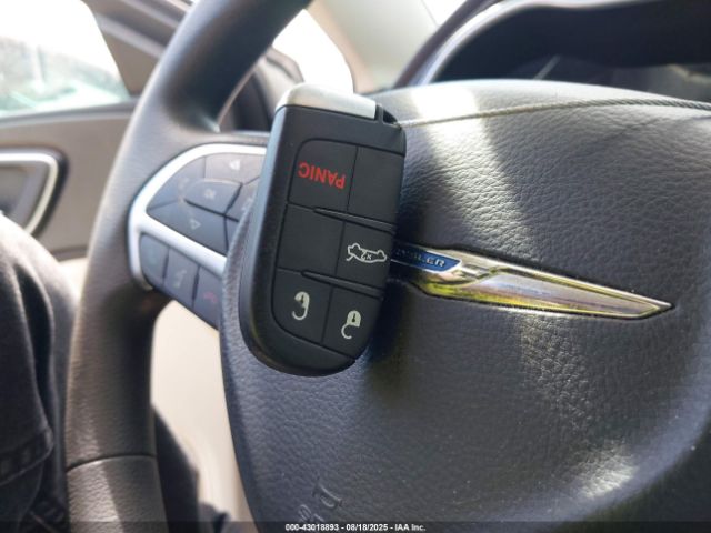 Chrysler 200 Limited Image 13