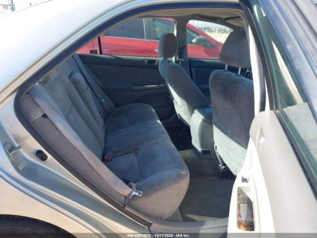 Toyota Camry Le Image 6