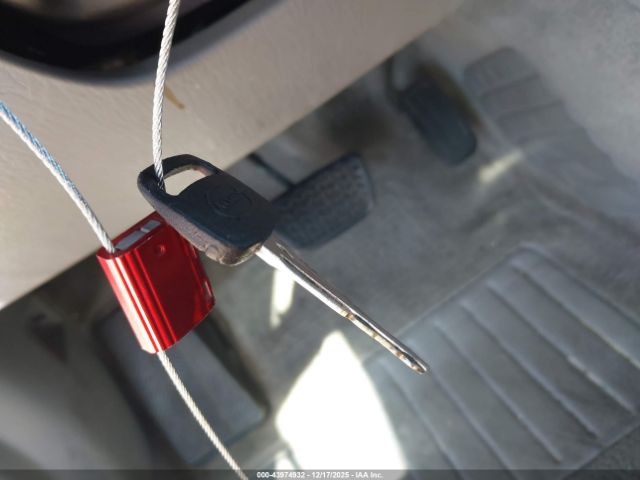 Toyota Camry Le Image 10