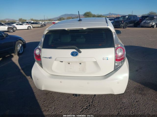 Toyota Prius c Four Image 4