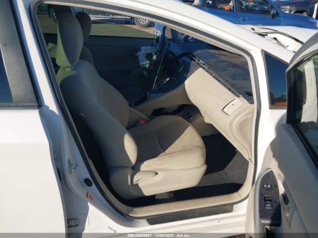 Toyota Prius Two Image 17