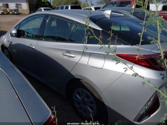 Toyota Prius Prime Le Image 11