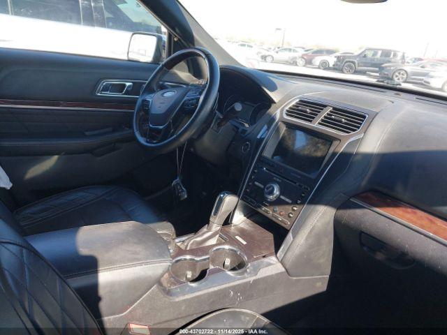 Ford Explorer Platinum Image 12