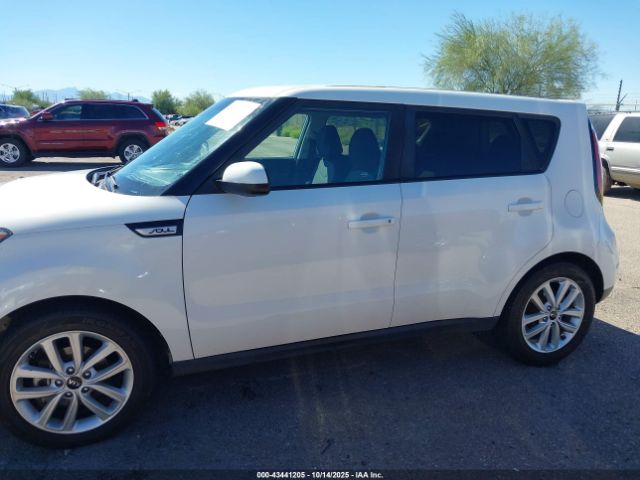 Kia Soul + Image 10