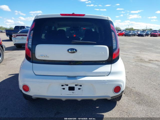 Kia Soul + Image 16
