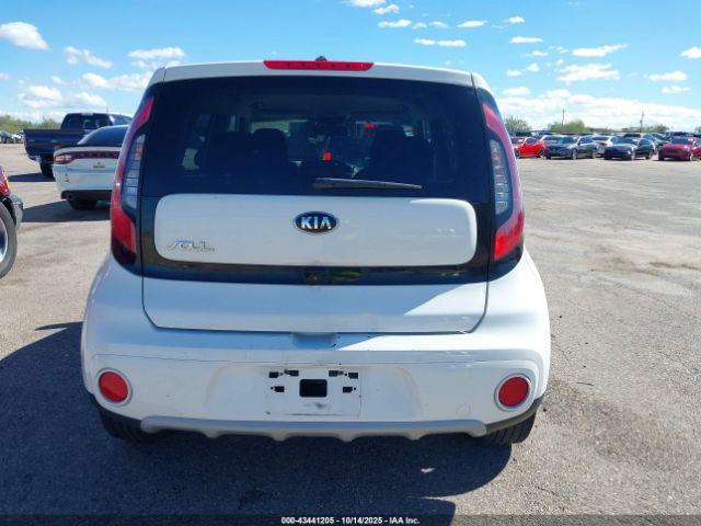 Kia Soul + Image 16