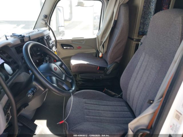 Peterbilt 579 Image 19