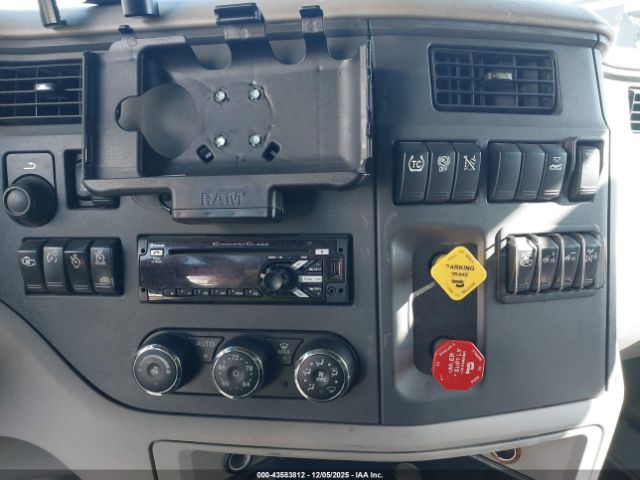 Peterbilt 579 Image 2