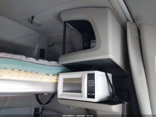 Peterbilt 579 Image 6