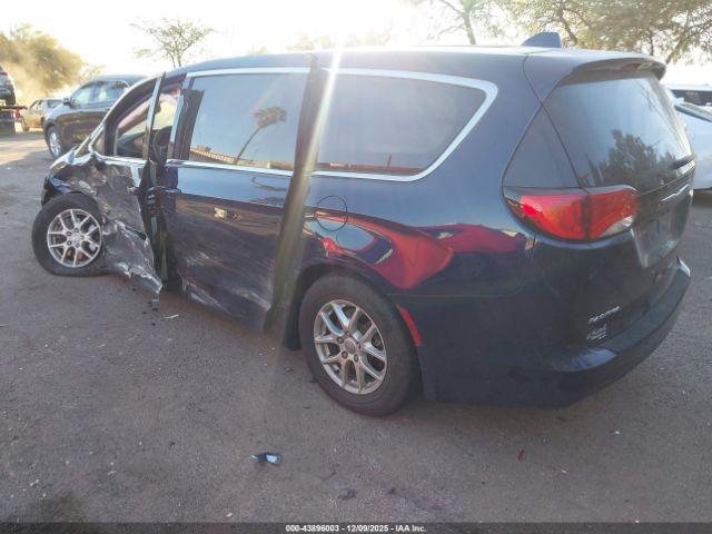 Chrysler Pacifica Touring Image 4