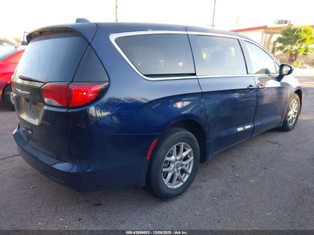 Chrysler Pacifica Touring Image 2