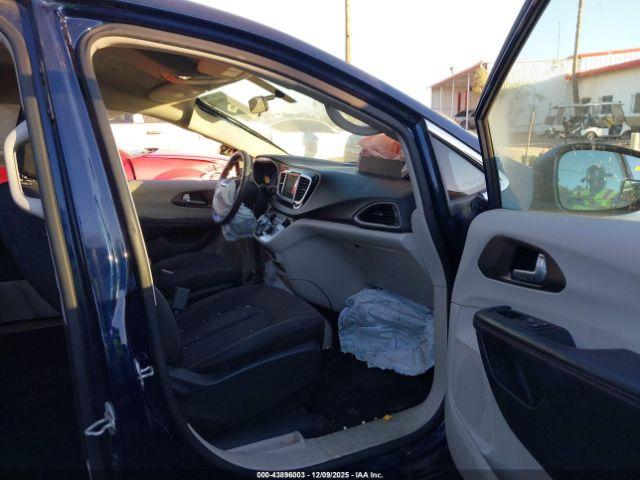 Chrysler Pacifica Touring Image 12