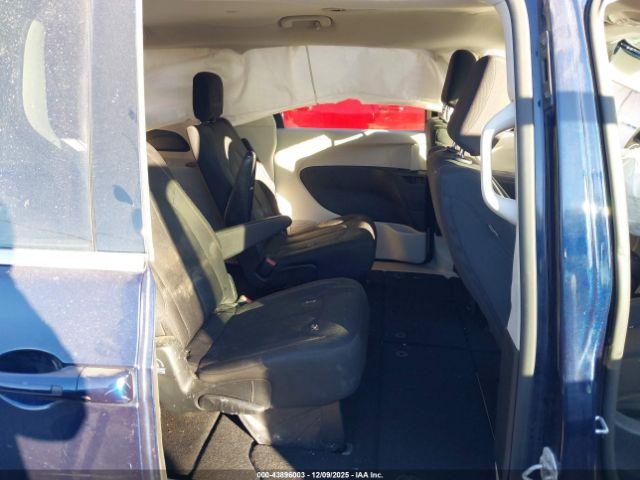 Chrysler Pacifica Touring Image 6