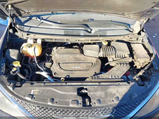 Chrysler Pacifica Touring Image 11