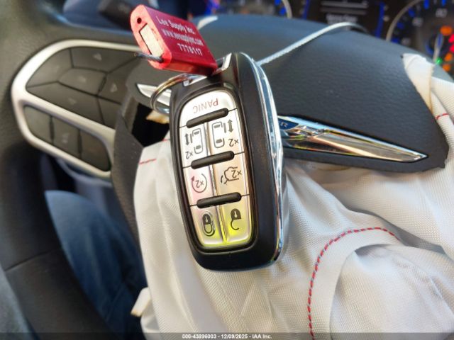 Chrysler Pacifica Touring Image 8