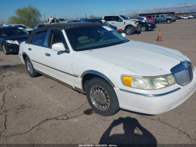  Salvage Lincoln Towncar
