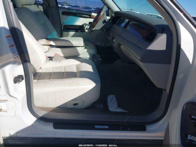 Lincoln Towncar Signature Image 8