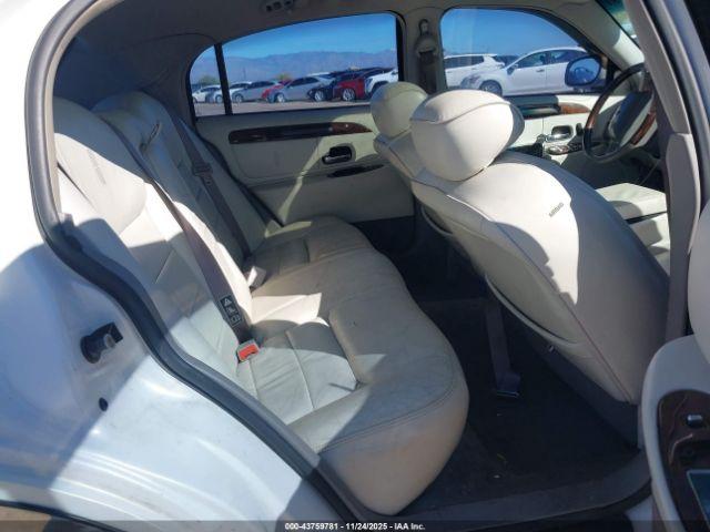 Lincoln Towncar Signature Image 13