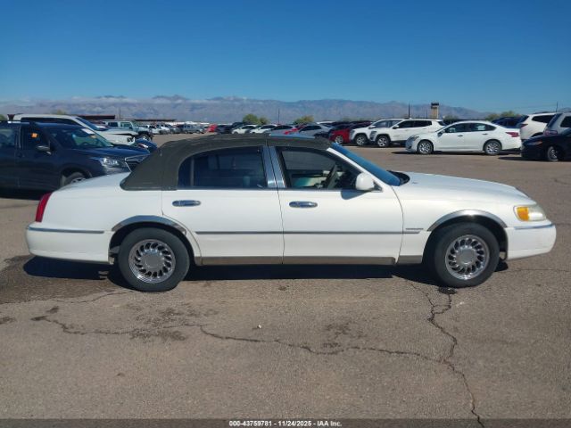 Lincoln Towncar Signature Image 4