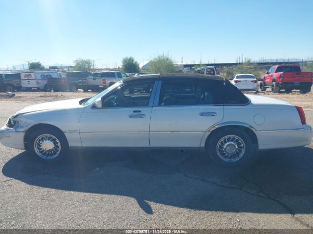 Lincoln Towncar Signature Image 3