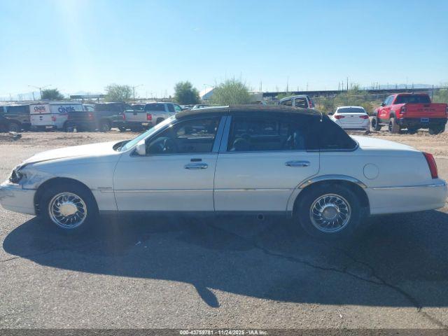 Lincoln Towncar Signature Image 3