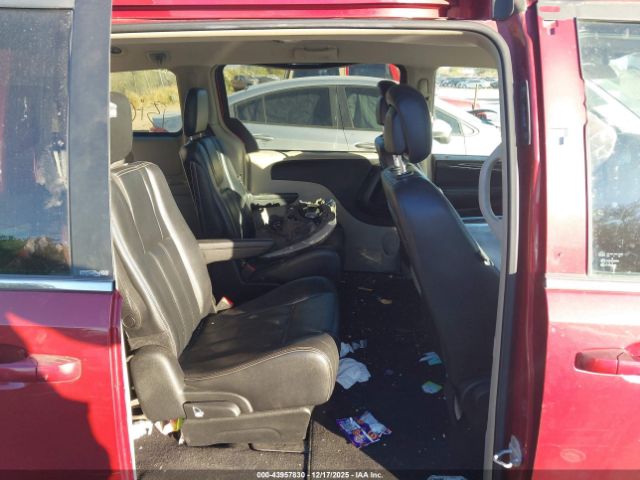 Chrysler Town & Country Touring Image 7