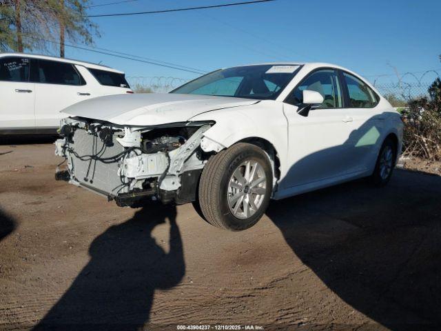 Toyota Camry Le Image 2