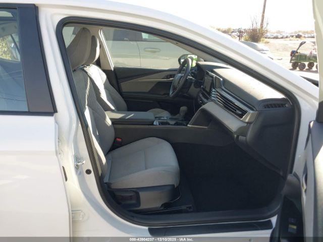 Toyota Camry Le Image 4