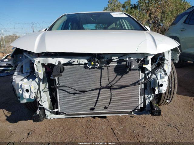 Toyota Camry Le Image 8