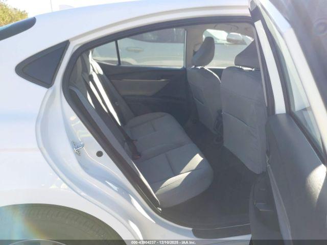 Toyota Camry Le Image 12