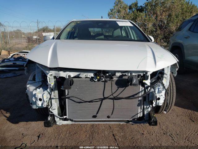 Toyota Camry Le Image 9