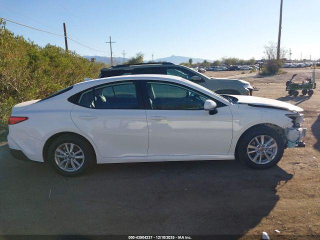 Toyota Camry Le Image 16